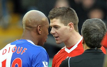 Hé lộ mối thù hằn giữa El Hadji Diouf với Steven Gerrard