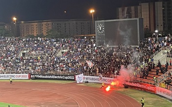 Nhóm CĐV Ultras Thái Lan bị cáo buộc đánh cảnh sát và đốt pháo sáng