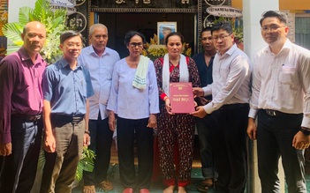 Lãnh đạo trường đại học đến nhà trao bằng tốt nghiệp cho sinh viên đã mất