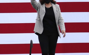 Tân phó tổng thống Mỹ Kamala Harris và giày Converse đã viết lại bộ quy tắc về thời trang chính trị