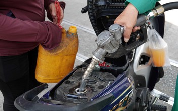 Giá xăng dầu hôm nay 4.1.2023: Lao dốc mất hơn 4%