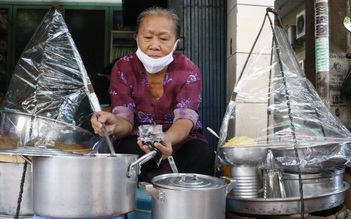 Gánh chè Sài Gòn 45 năm 'gây nghiện', buổi trưa trời nắng mà rất đông khách