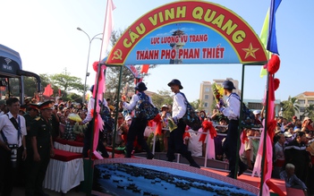 Chiến sĩ trẻ bước qua cầu Vinh quang lên đường nhập ngũ