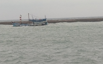 Chìm tàu chở 71 tấn dầu ở đảo Phú Quý, cảnh báo tràn dầu