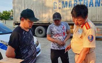CSGT Bình Thuận bắt rượu ngoại nhập lậu