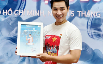 Nguyên Khang nhận bằng khen Nghệ sĩ vì cộng đồng sau 3 tháng làm thiện nguyện