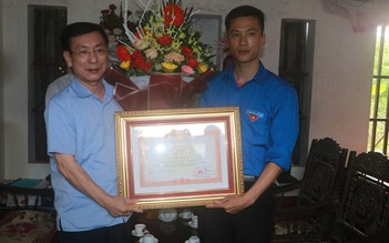 Dũng cảm cứu người trên sông Ninh Cơ, anh Nguyễn Đức Chính nhận bằng khen của Thủ tướng