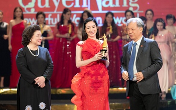 Diễn viên Mai Thanh Hà nhận giải 'Phụ nữ quyền năng'
