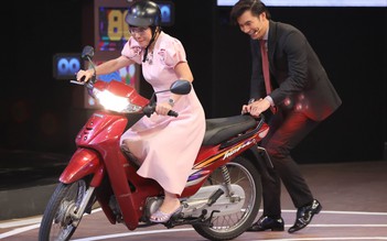 Thảo Vân chạy xe máy trên sân khấu 'Ký ức vui vẻ'