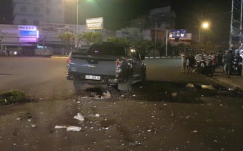 Tai nạn ở Bình Phước: Tài xế xe bán tải 'bay' chiếc Chevrolet lên vòng xoay