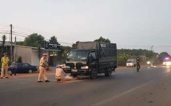 Tai nạn bất ngờ, bị xe tải tông tử vong khi cúi nhặt thanh củi trên đường