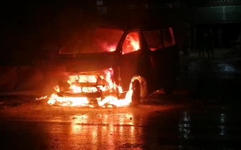 Bình Phước: Xe cứu thương bốc cháy dữ dội trên đường, 7 người bị thương