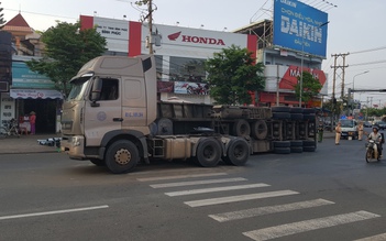 Bình Phước: Lật thùng xe container, hàng chục tấn tôn, thép đổ ra đường