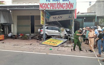 Tai nạn ở Bình Phước: Xe 7 chỗ lao vào nhà dân sau cú va chạm liên hoàn, 1 người tử vong