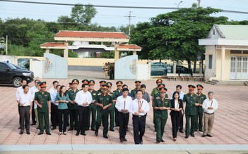 Bình Phước: Trưởng ban Tuyên giáo T.Ư trao quà, khởi công nhà cho gia đình chính sách