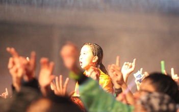 Hàng nghìn khán giả đội mưa rét xem 'bão rock' tại sân Mỹ Đình