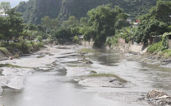 Bùn than 'đe dọa' sông suối vùng lũ Quảng Ninh