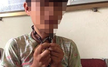Bé trai 12 tuổi bị cha xích vào cổ khóa vào gốc cây