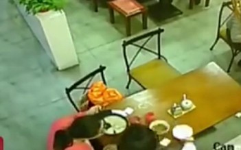 Sốc cảnh cho con 'tè' vào bát ở nhà hàng Trung Quốc