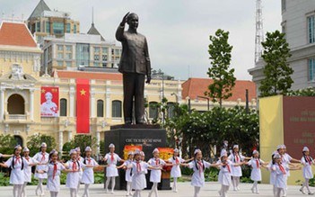 Bảo dưỡng tượng đài Chủ tịch Hồ Chí Minh