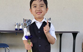 Thần đồng piano 5 tuổi gốc Việt đoạt cúp Quận Cam