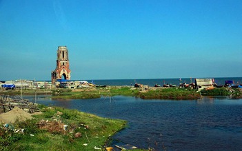 Nhà thờ đổ “ngạt thở” bên bờ biển Xương Điền