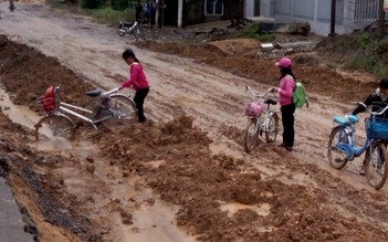 Cả ngàn học sinh phải 'tắm sình' đến trường do thi công đường