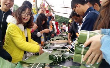 Sinh viên nước ngoài rộn ràng nặn tò he, gói bánh chưng trải nghiệm tết Việt