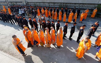 Cảnh sát Thái buộc phật tử rời chùa Dhammakaya