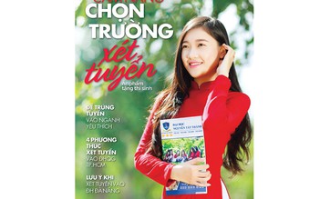 Tặng 'Cẩm nang chọn trường - xét tuyển' cho học sinh