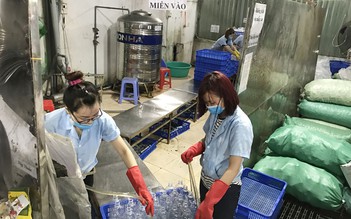 Sản xuất nước muối sinh lý bằng công nghệ... thủ công