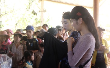 Người đẹp Hoa hậu Việt Nam về Quảng Nam cứu trợ đồng bào lũ lụt
