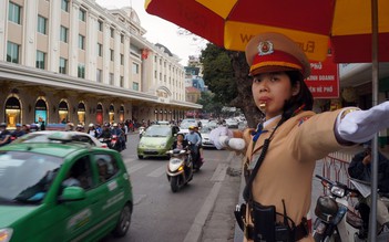 Công an niêm phong ô tô vi phạm trên các tuyến phố Hà Nội