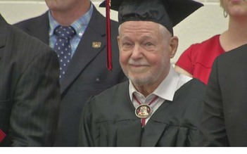 Cựu binh 94 tuổi nhận được bằng tốt nghiệp phổ thông