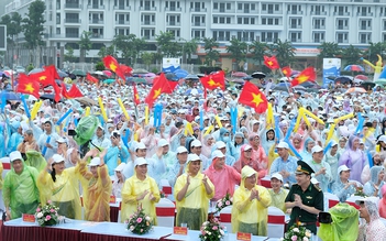 Biển người ở Quảng Ninh vỡ oà niềm vui khi học sinh tỉnh nhà vô địch Olympia