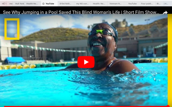 Học bơi ở tuổi 50, người phụ nữ khiếm thị trở thành nhà vô địch