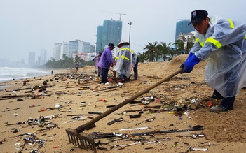 Rác 'bủa vây' bãi biển Nha Trang