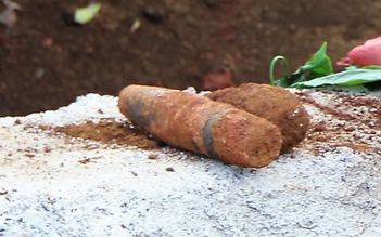 Lực lượng công binh xử lý đạn cối phát hiện khi thi công móng trường tiểu học