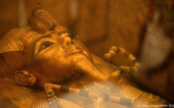 Phục hồi quan tài vàng của pharaoh Tut