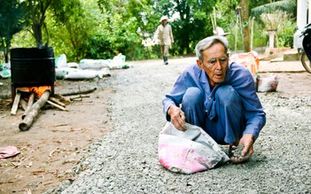 Chuyện tử tế: Cụ già chuyên bắc cầu, làm đường từ thiện