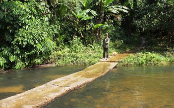 Thiếu cầu, dân đối diện nguy hiểm khi qua sông