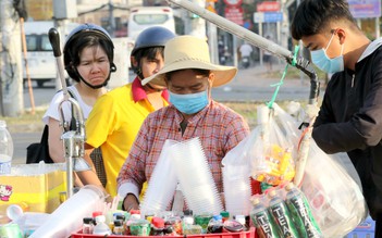 Thu gom khẩu trang, nước rửa tay để bán giá cao, có thể ở tù 7 năm