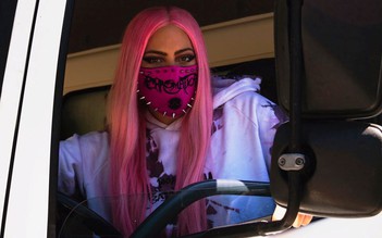 Lady Gaga đeo khẩu trang, đích thân lái xe tải đi giao album mới