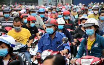 Công nhân mất việc vì Covid-19: Phải miễn thuế khoản tiền trợ cấp