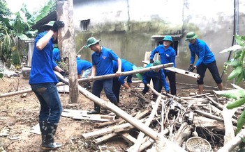 Nhiều đội thanh niên xung kích hỗ trợ dân vùng bão, lũ