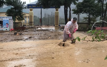 Sáng lên lớp, chiều dọn bùn