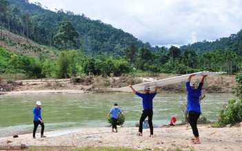 Vượt sông sửa nhà giúp dân