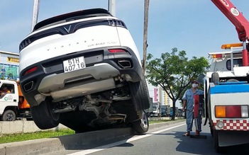 TP.HCM: Nữ tài xế 'găm' xế hộp vào cột điện