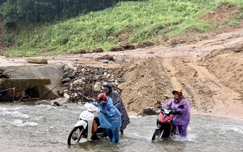 Dân đi lại khó khăn vì cầu bị lũ cuốn trôi