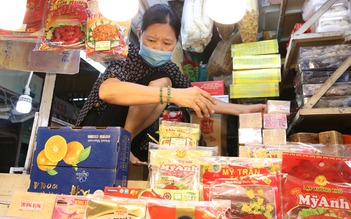 Tháng chạp sát Tết 'năm Covid': Nhiều sạp chợ Bến Thành 'có ngày không một khách'